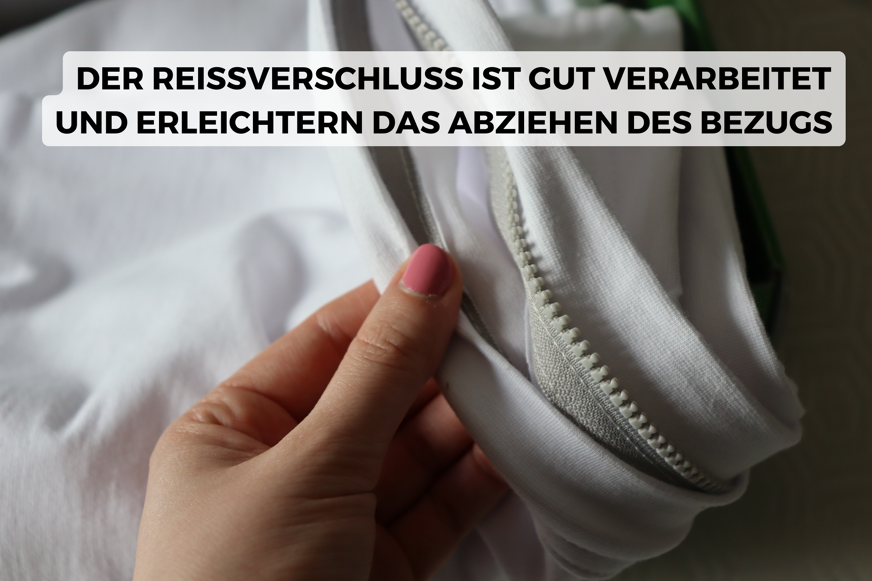 Eine Frau hält den Reißverschluss des Toppers auf.
